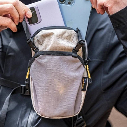 Vattenflaskväska med mobilficka och axelrem
